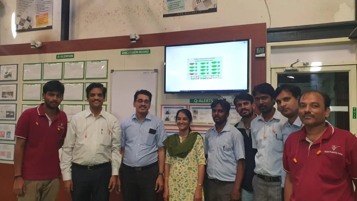 DPS R&D and shop-floor team in front of the MyMachine live machine-status screen